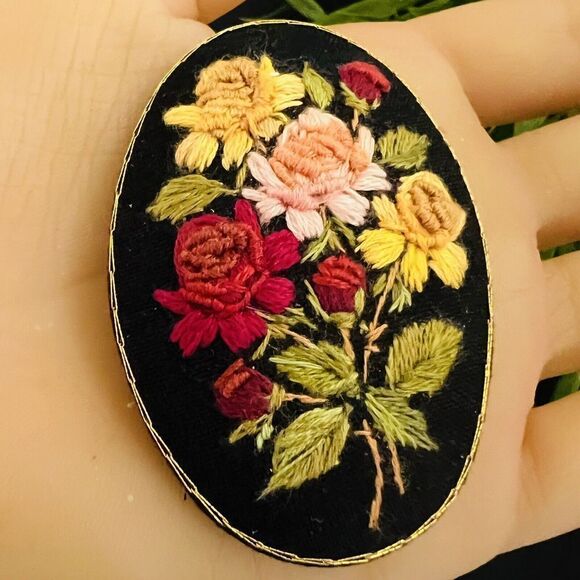 Vintage Handmade in Russia Needlepoint Crochet Embroidery Stitch Brooch Roses - Picture 1 of 14
